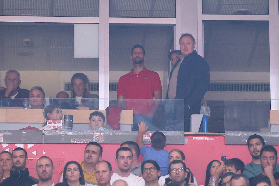NIJE SAMO NOVAK: Pogledajte sa kim GOAT prati crveno-beli spektakl u Areni! (VIDEO)
