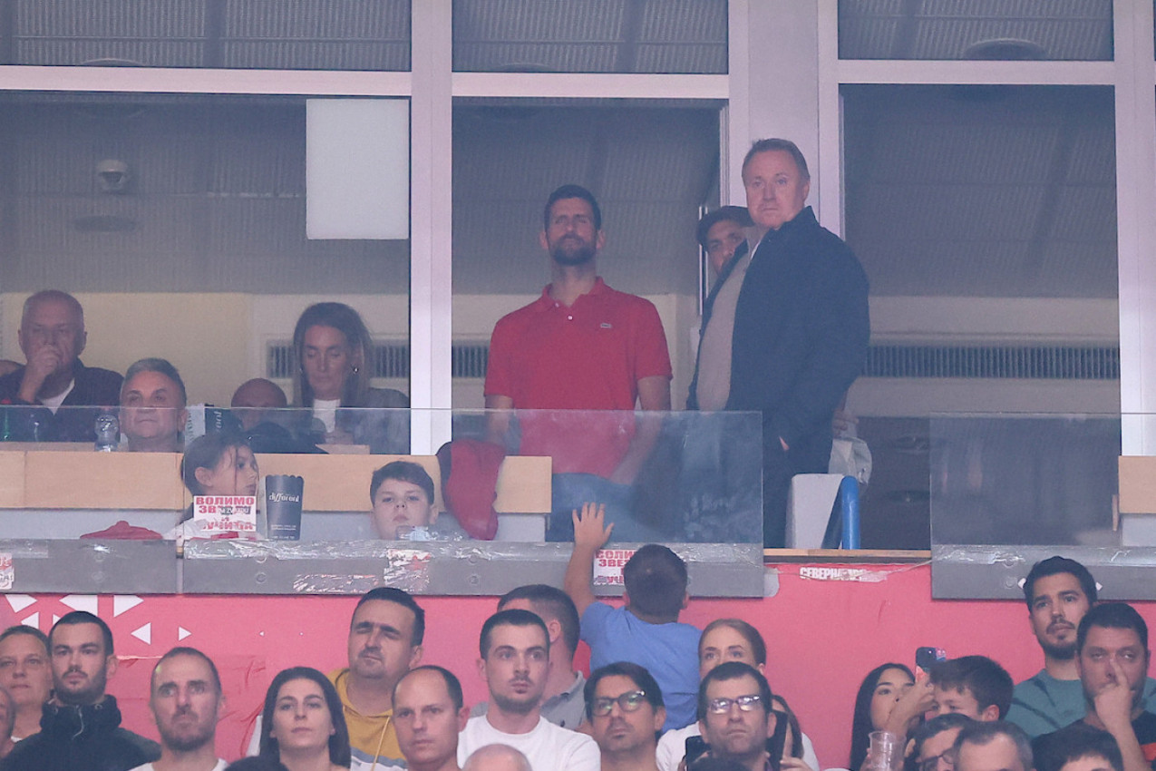 NIJE SAMO NOVAK: Pogledajte sa kim GOAT prati crveno-beli spektakl u Areni! (VIDEO)