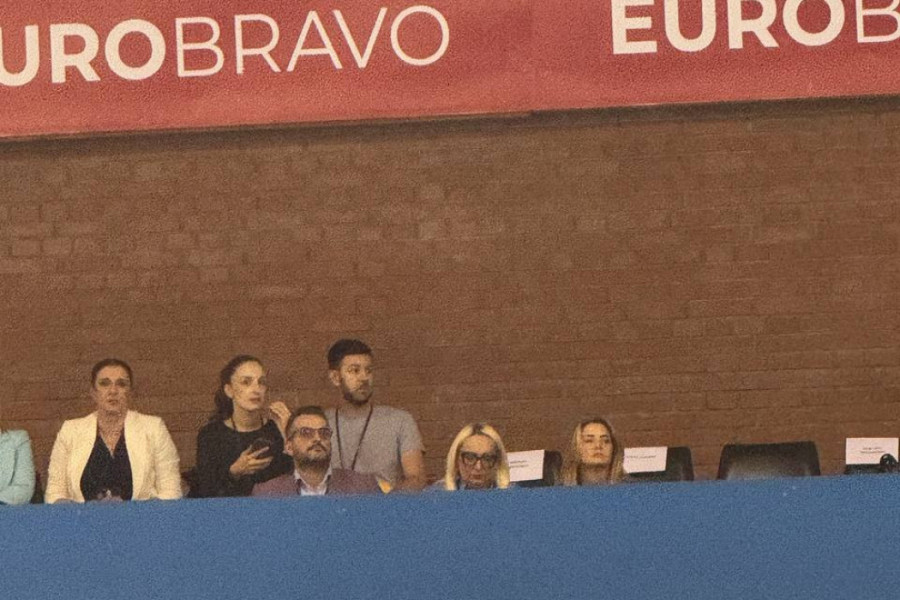 EVO KO PRATI NAŠE RUKOMETAŠICE! Zanimljivo ime na tribinama!