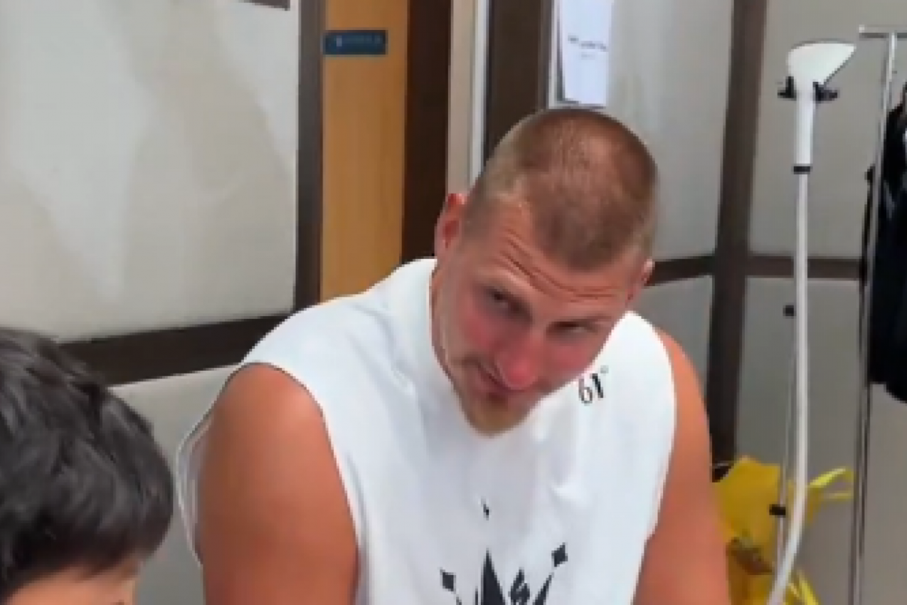 JOKIĆ KAKVOG RETKO VIĐAMO: Obavio emotivni razgovor sa dečakom, pa mu dao savet koji će PAMTITI CEO ŽIVOT! (VIDEO) JOKIĆ KAKVOG RETKO VIĐAMO: Obavio emotivni razgovor sa dečakom, pa mu dao savet koji će PAMTITI CEO ŽIVOT! (VIDEO)