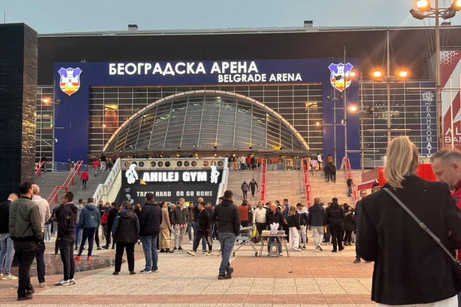 RASPOLOŽENI NAVIJAČI PUNE ARENU: Pogledajte ATMOSFERU navijača neposredno pred meč! (VIDEO)