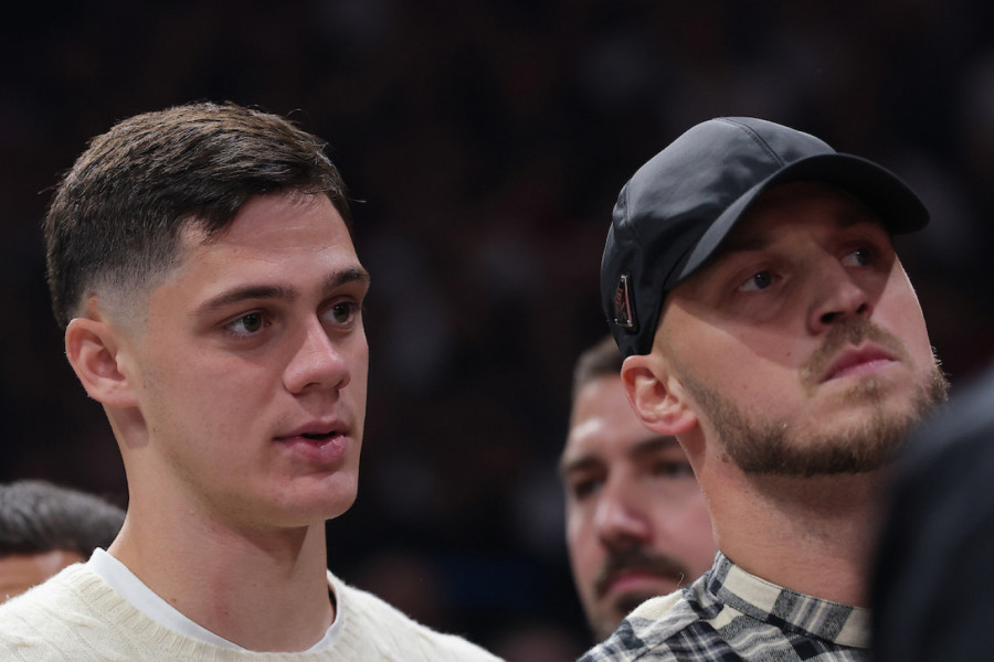 TU SU I FUDBALERI: Košarkaši Zvezde Meridianbet imaju ogromnu podršku u Areni! (FOTO)