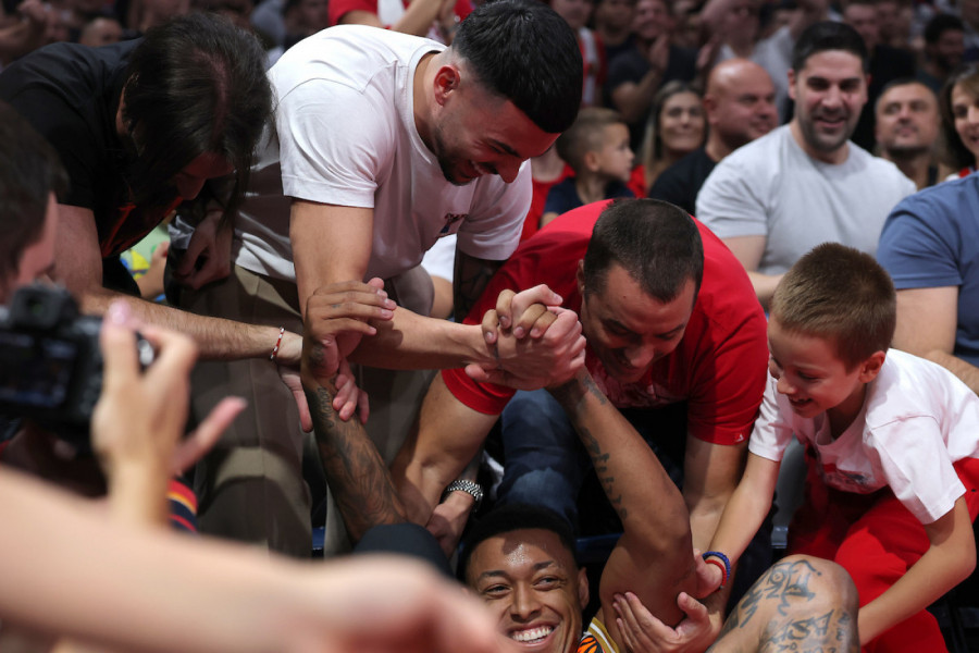 JAGO POSTAO HIT NA INTERNETU: Brazilac završio u publici, a Radonjić i kompanija su potezom oduševili delije! (VIDEO)
