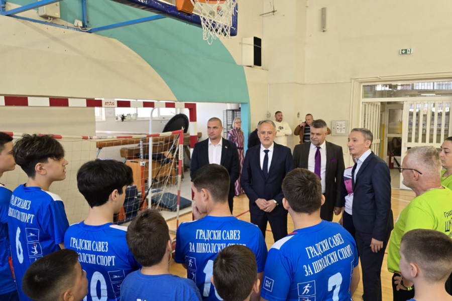 Ministar Gajić uručio donaciju sportske opreme školi "Josif Kostić" u Leskovcu