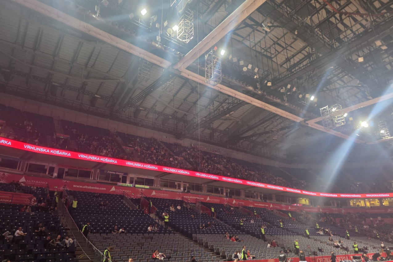 SPEKTAKL U ARENI, A NIJE KOŠARKA: Pogledajte kako delije u Beogradu gledaju meč Braga - Zvezda! (VIDEO)