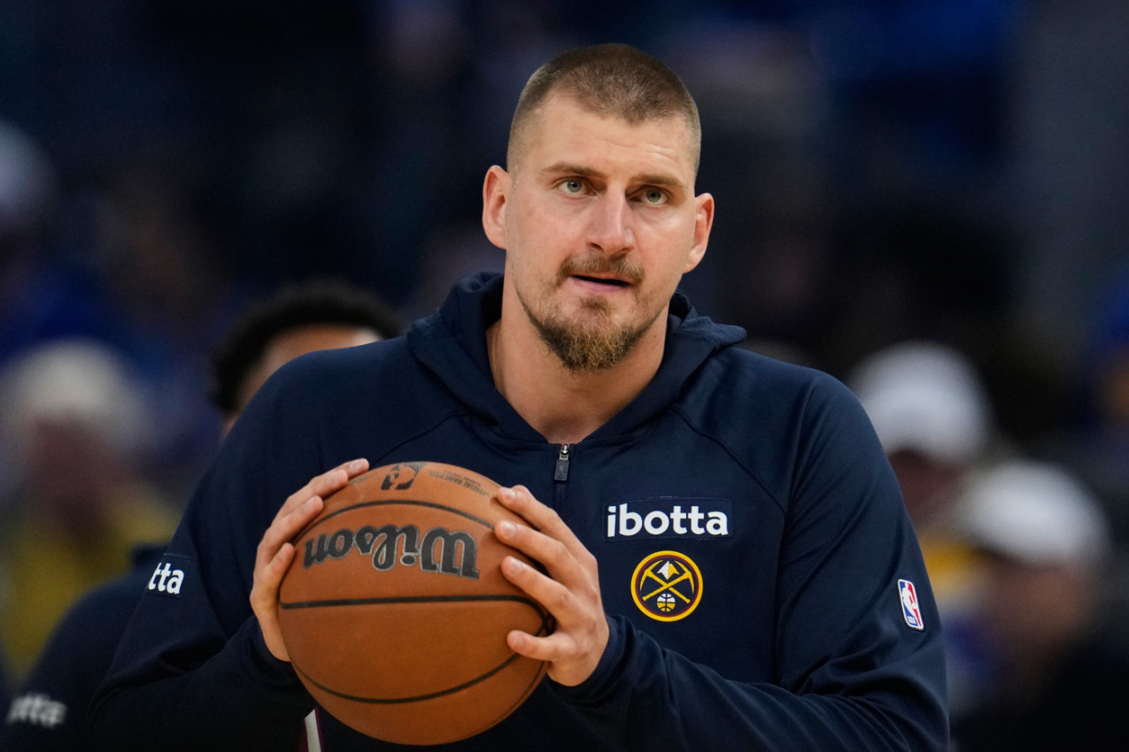 PROTIVNIK IZLJUBIO JOKIĆA TRI PUTA! Hit scena pred početak Denverovog meča! (VIDEO) PROTIVNIK IZLJUBIO JOKIĆA TRI PUTA! Hit scena pred početak Denverovog meča! (VIDEO)