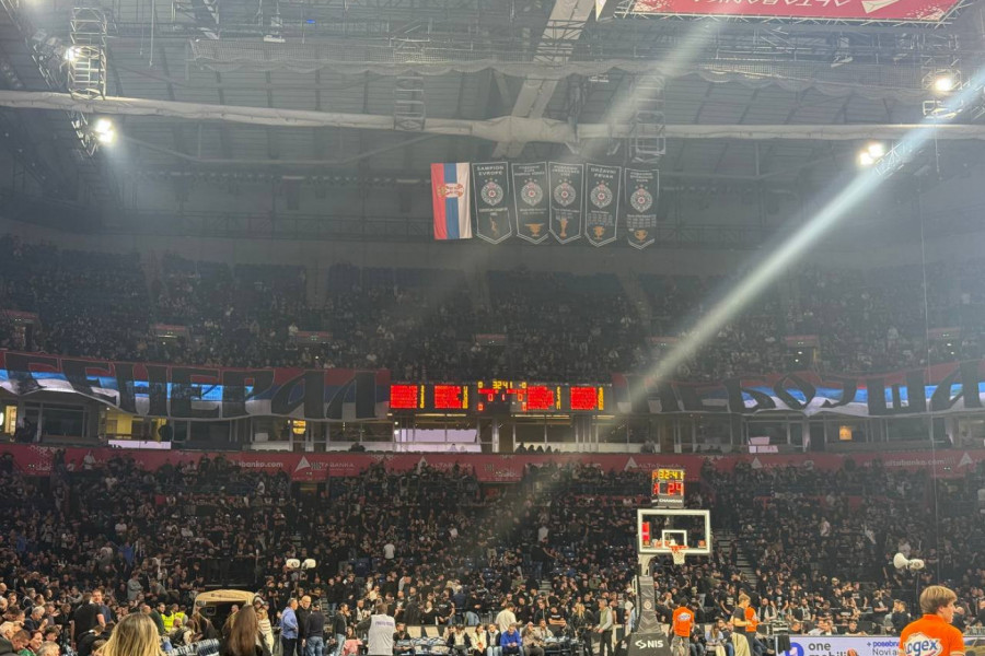 CELA ARENA UZVIKUJE NJEGOVO IME: Grobari odali počast nedavno preminulom generalu Nebojši Pavkoviću! (VIDEO)