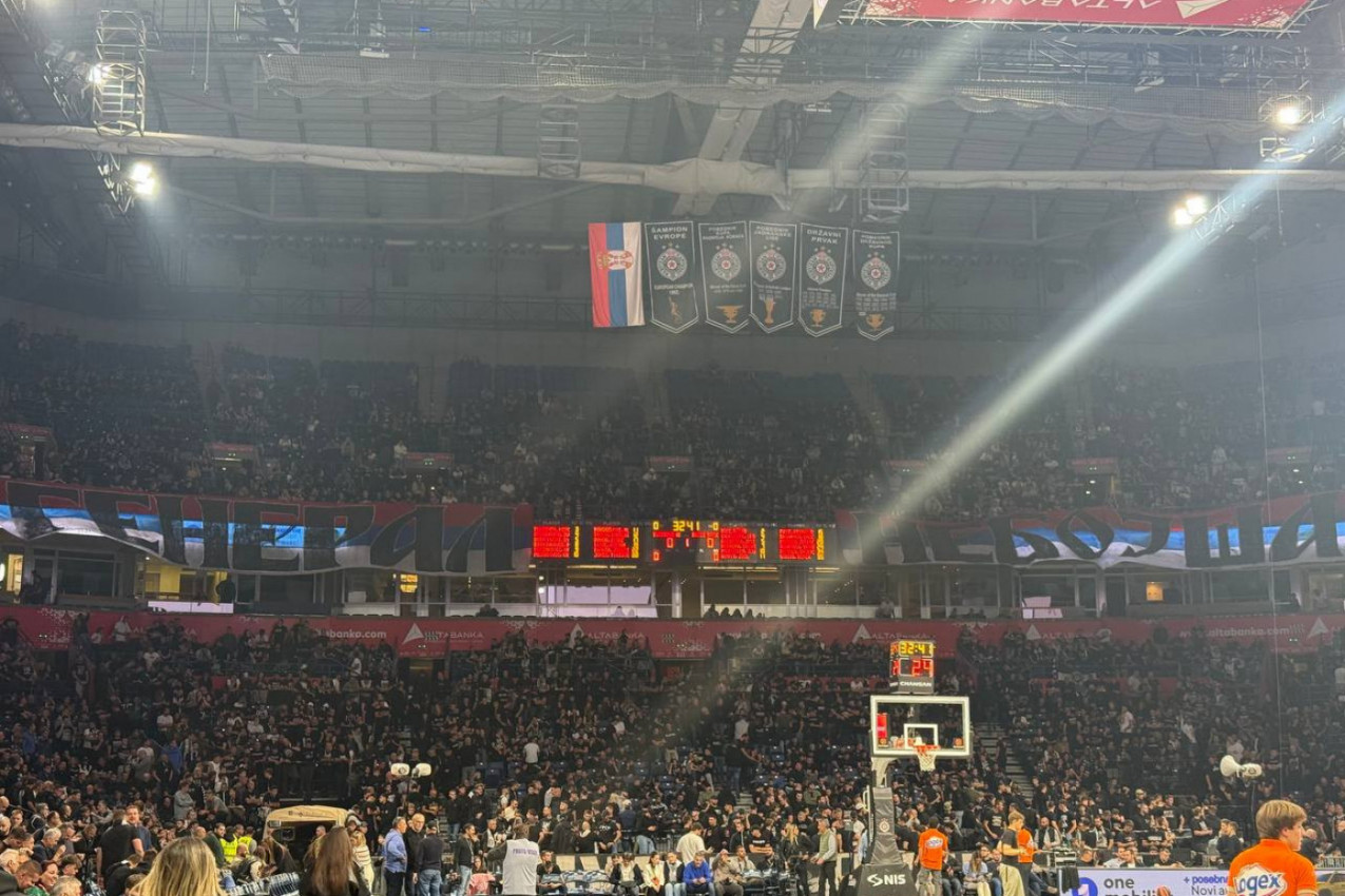 CELA ARENA UZVIKUJE NJEGOVO IME: Grobari odali počast nedavno preminulom generalu Nebojši Pavkoviću! (VIDEO) CELA ARENA UZVIKUJE NJEGOVO IME: Grobari odali počast nedavno preminulom generalu Nebojši Pavkoviću! (VIDEO)