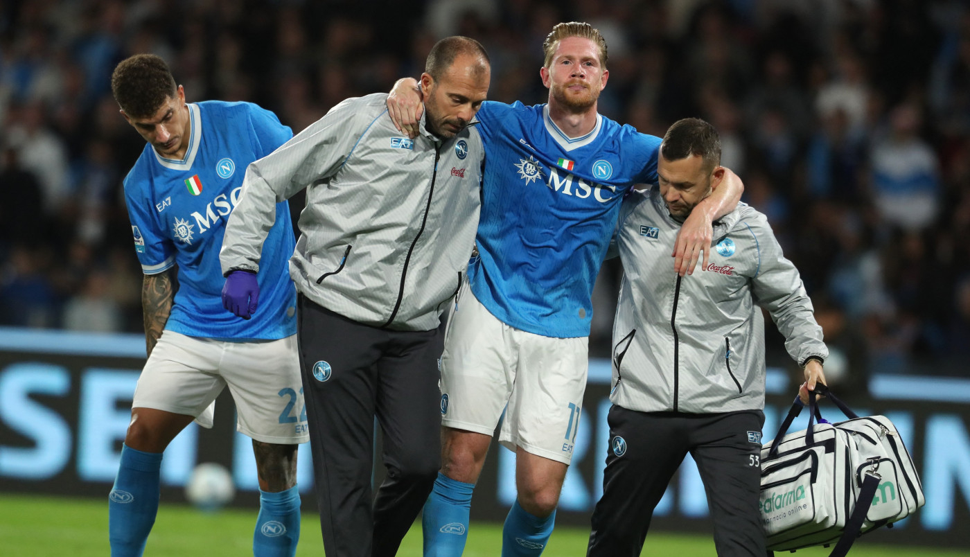 NEVEROVATNO: De Brujne dao gol iz penala i povredio se! (VIDEO)