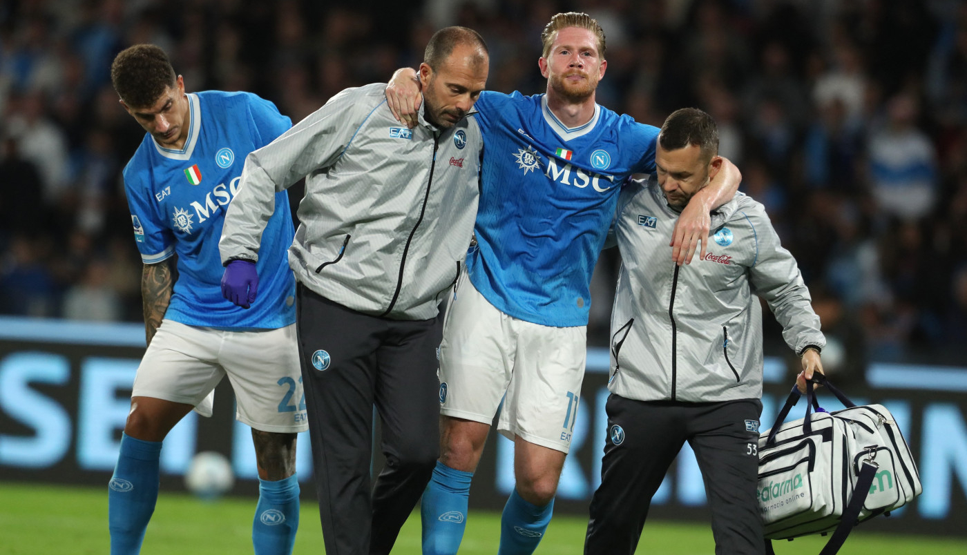 NEVEROVATNO: De Brujne dao gol iz penala i povredio se! (VIDEO)