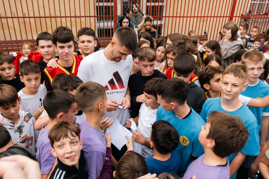 VANJA MARINKOVIĆ ODUŠEVIO DECU NA VRAČARU: Fondacija Bogdan Bogdanović otvorila novi košarkaški teren u OŠ "Jovan Miodragović"
