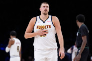 Jokić gleda i ne veruje: Dobro poznati rival ispisao istoriju NBA lige – Nikola mu nije ni blizu