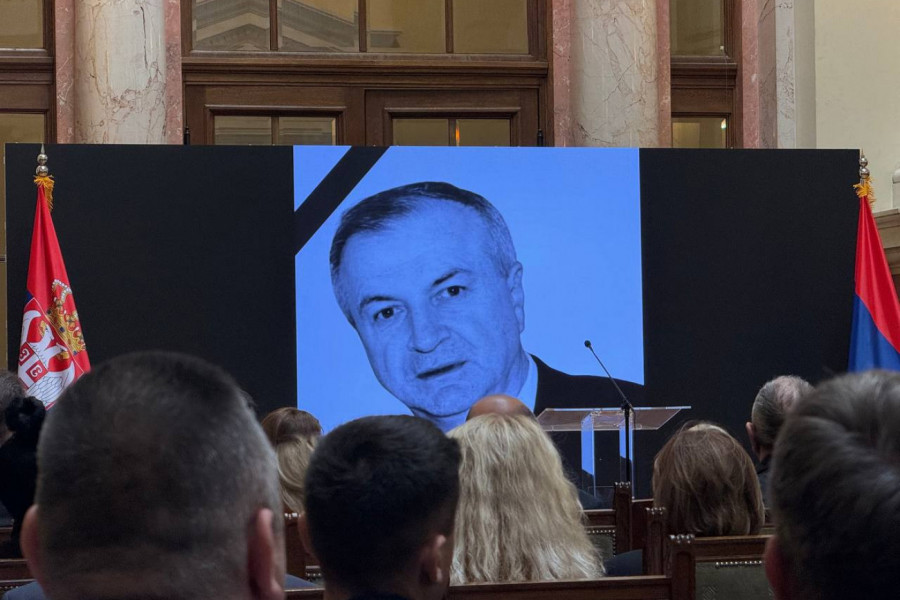 SRBIJA SE OPRAŠTA OD VELIKANA: Komemoracija Velizaru Đeriću u Domu Narodne skupštine