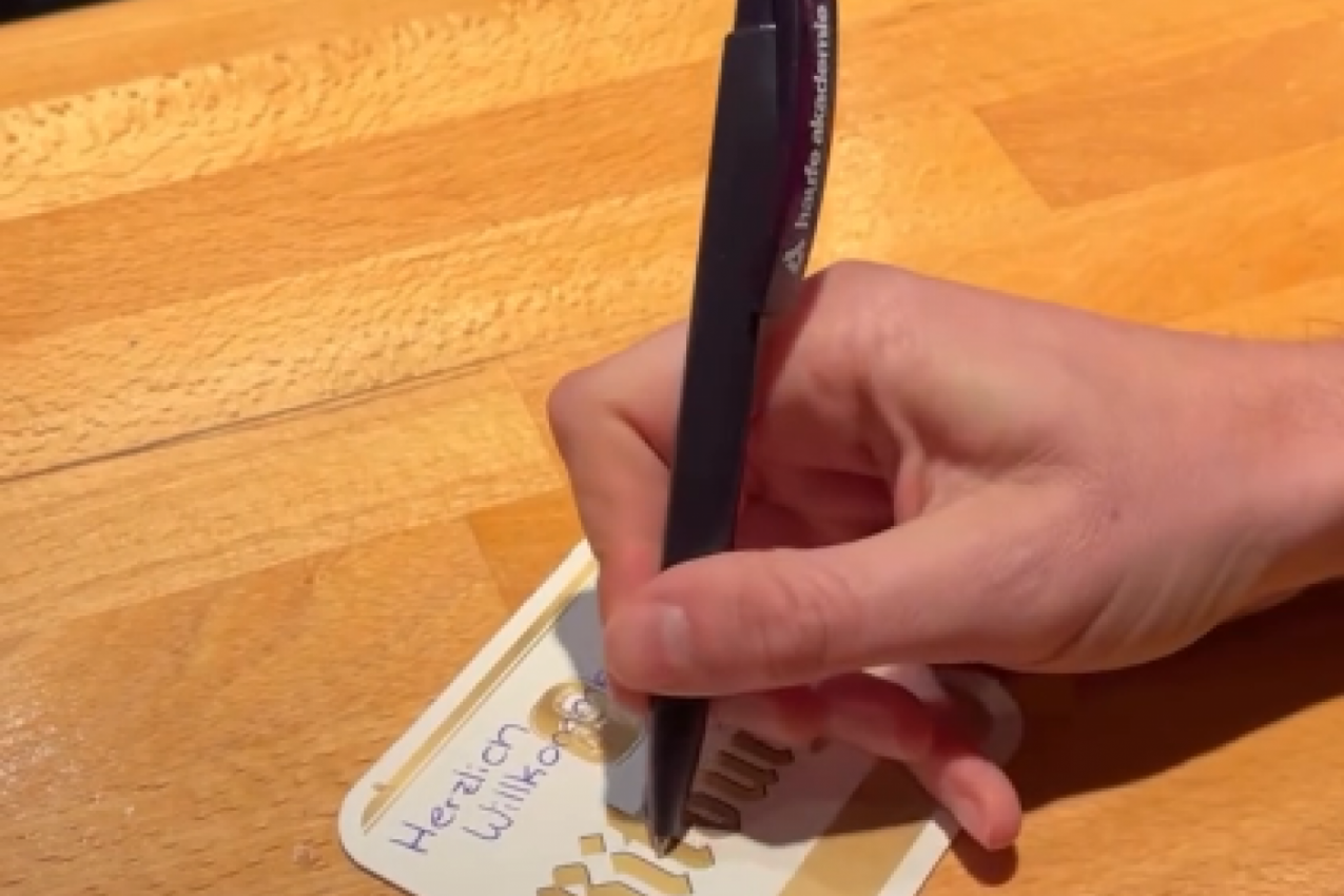 LEGENDA U SEDMOJ LIGI! Svetski šampion potpisao ugovor na PODMETAČU ZA PIVO! LEGENDA U SEDMOJ LIGI! Svetski šampion potpisao ugovor na PODMETAČU ZA PIVO!