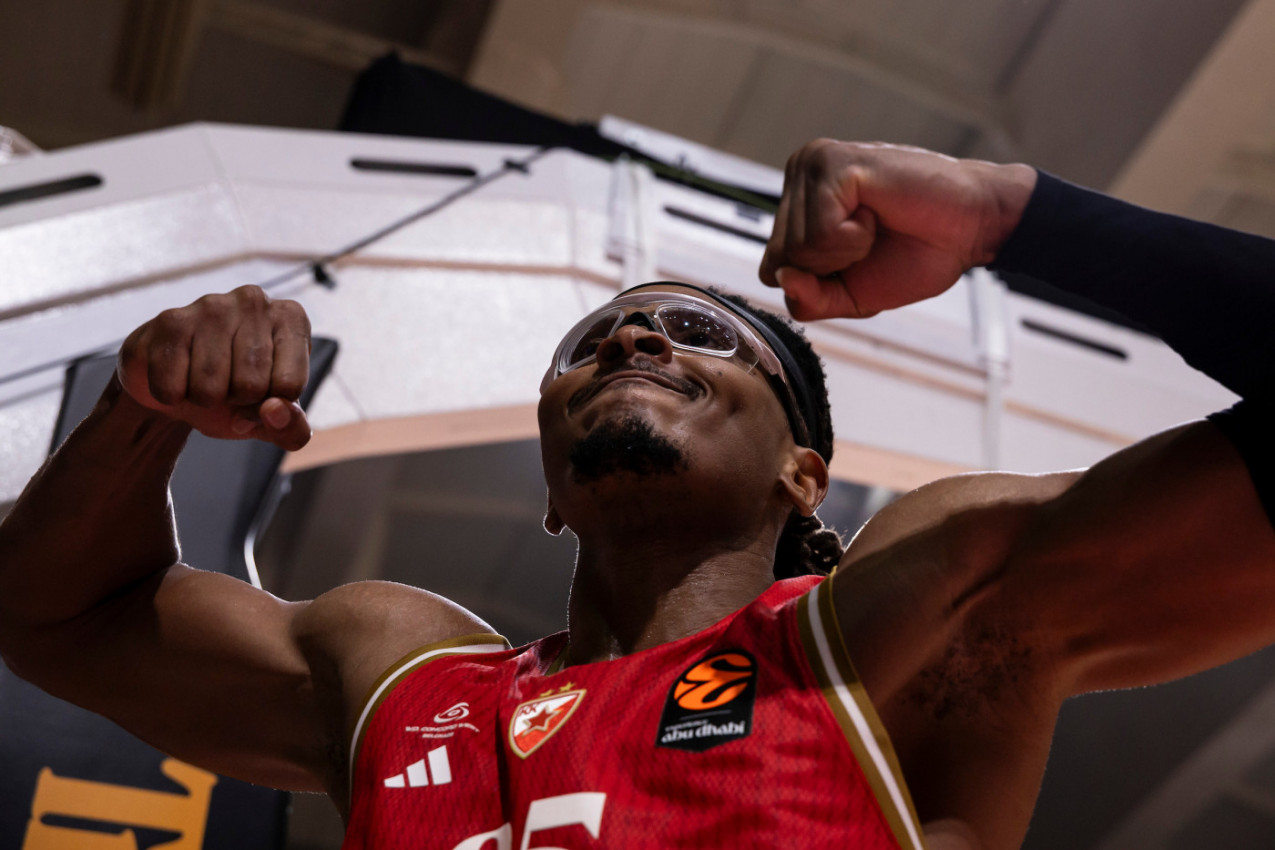 ZATO GA DELIJE OBOŽAVAJU! Moneke ovako izazvao erupciju oduševljenja (VIDEO) ZATO GA DELIJE OBOŽAVAJU! Moneke ovako izazvao erupciju oduševljenja (VIDEO)