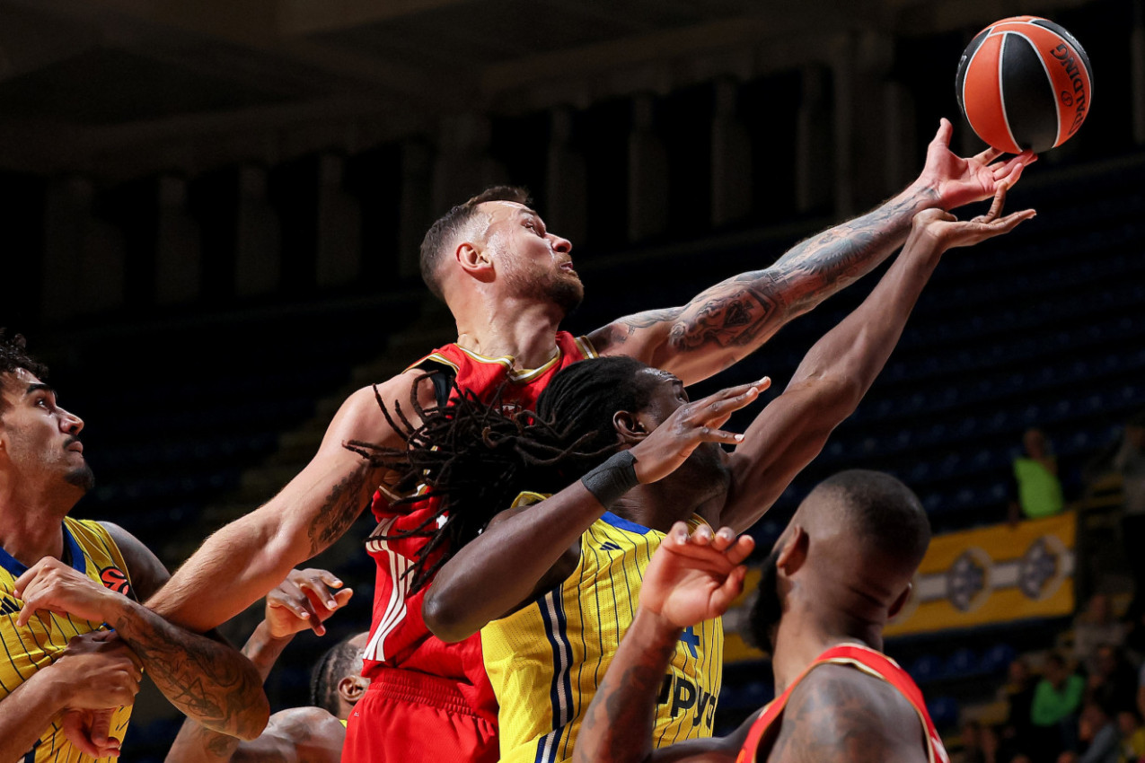 OBEZBEĐENJE HITNO REAGOVALO U PIONIRU: Šok-scene na meču Zvezde i Makabija (VIDEO)