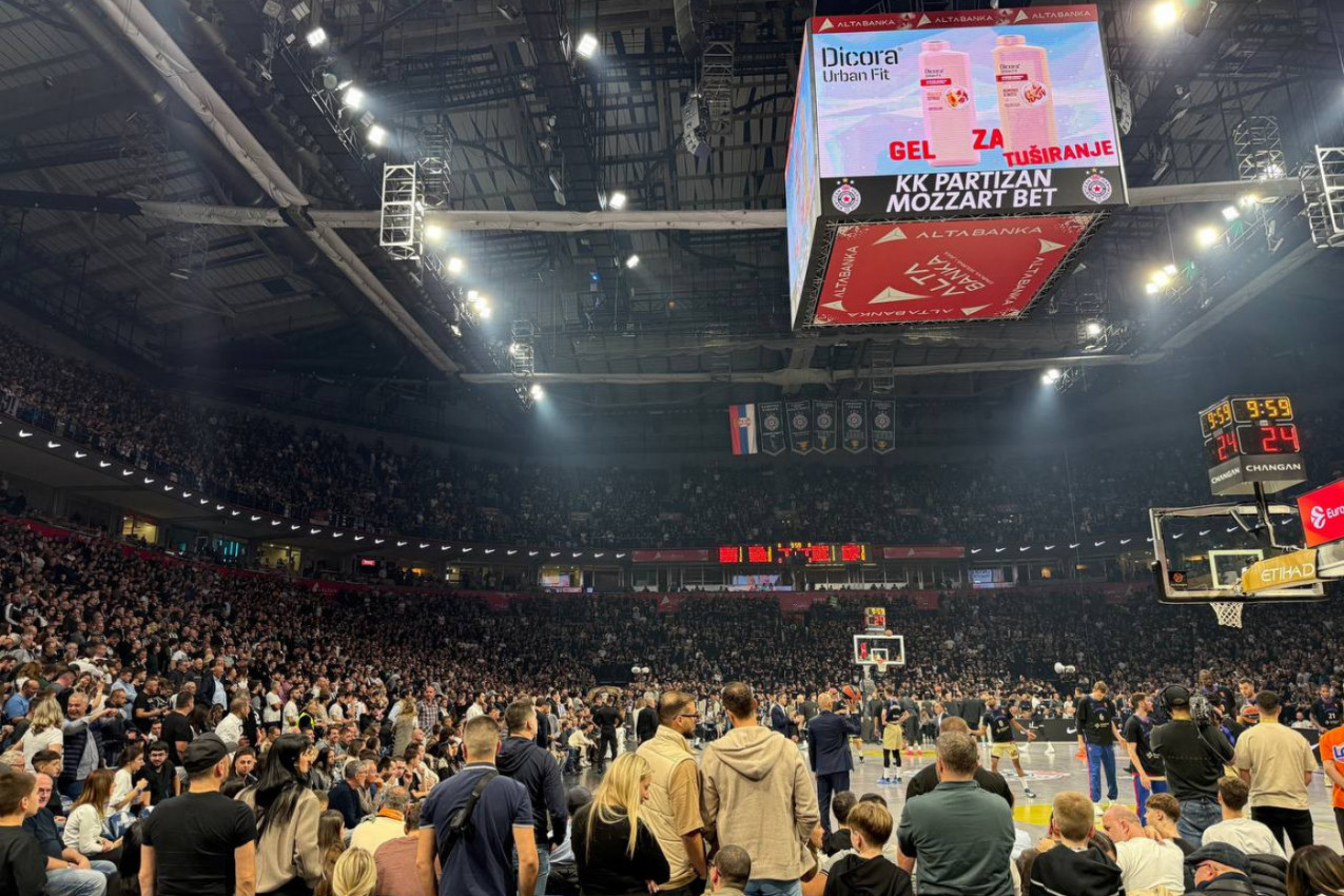 GROBARI NA VISINI ZADATKA: Pogledajte koliko glasno su navijači reagovali na ulazak košarkaša Partizana! (VIDEO) GROBARI NA VISINI ZADATKA: Pogledajte koliko glasno su navijači reagovali na ulazak košarkaša Partizana! (VIDEO)
