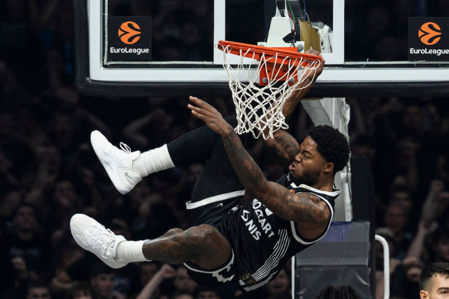 KAD TE NEĆE, ONDA TE NEĆE: Klajburn sa skoro pola terena trojkom srušio Partizan u Areni!