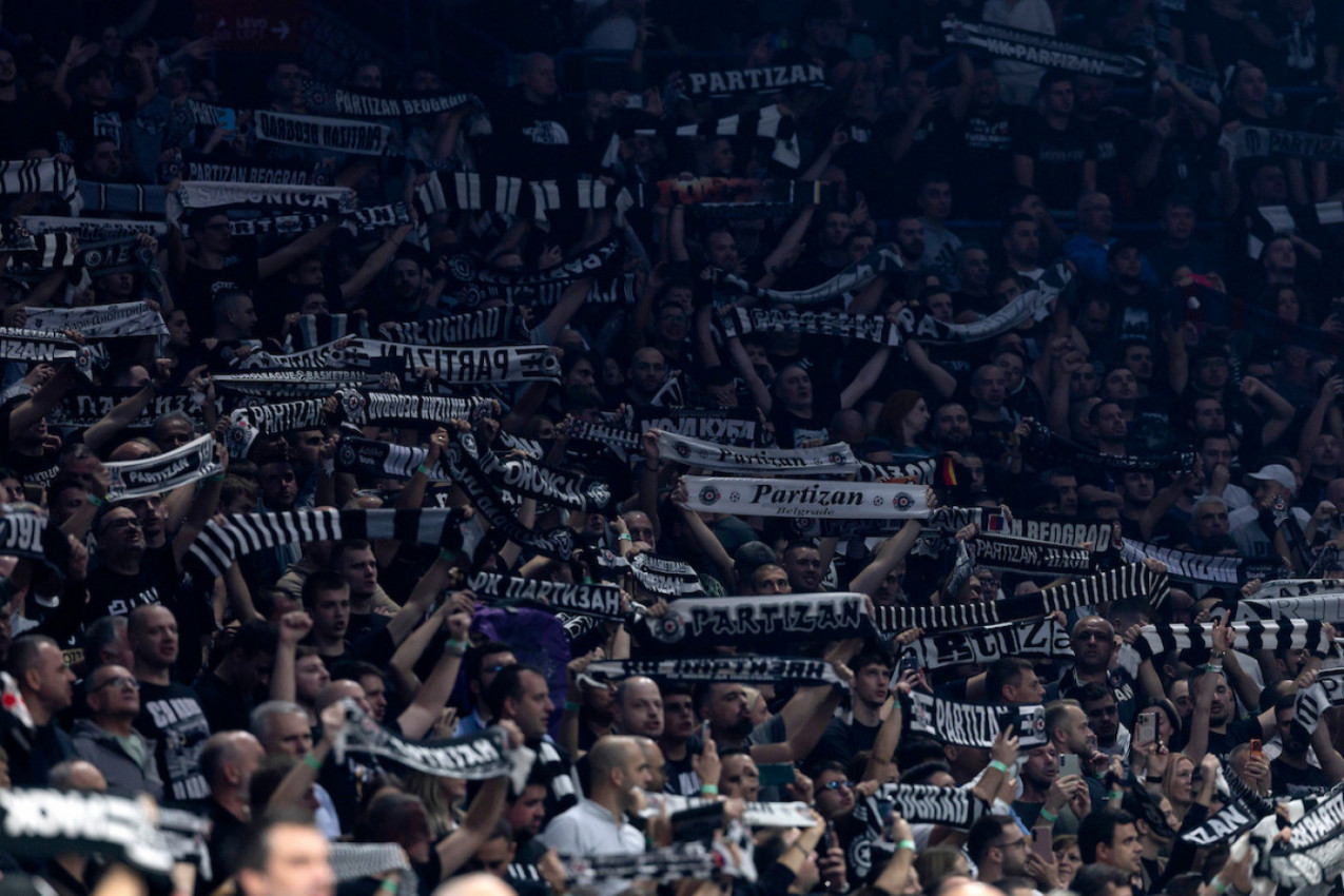 FOTOGRAFIJE KOJE IZAZIVAJU ZEBNJU: Grobare ovo mnogo više boli od samog poraza! (FOTO)