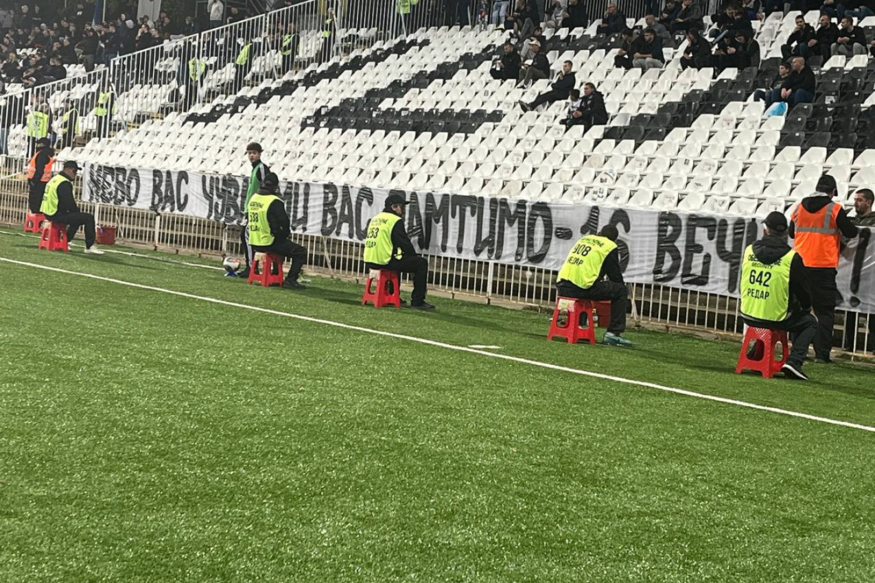 GROBARI SE EMOTIVNO OPROSTILI OD TRAGIČNO NASTRADALIH U NOVOM SADU: Bez organizovanog navijanja, poruka je jasna (VIDEO)