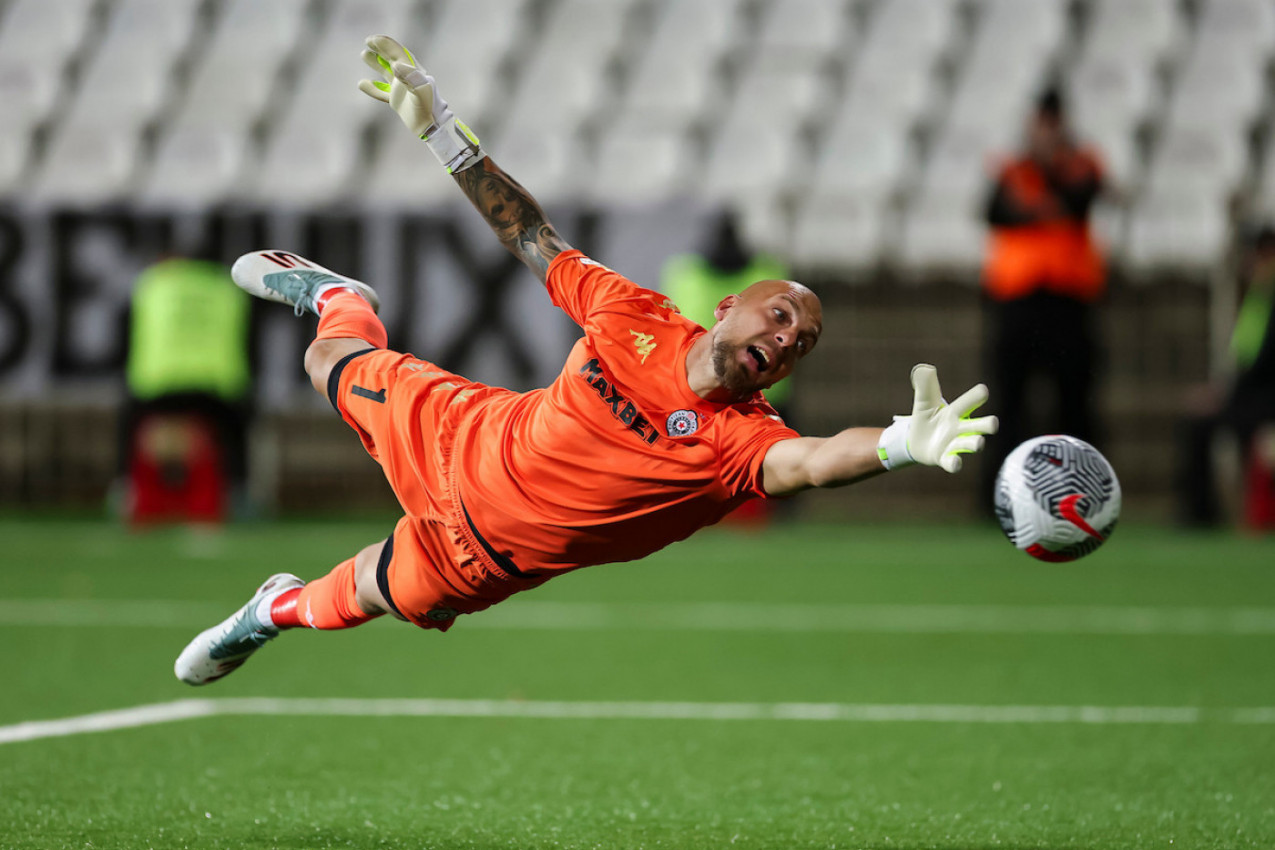 NIKČEVIĆ ŠOKIRAO GROBARE: Golman Partizana paradom samo ulepšao majstoriju! (VIDEO)