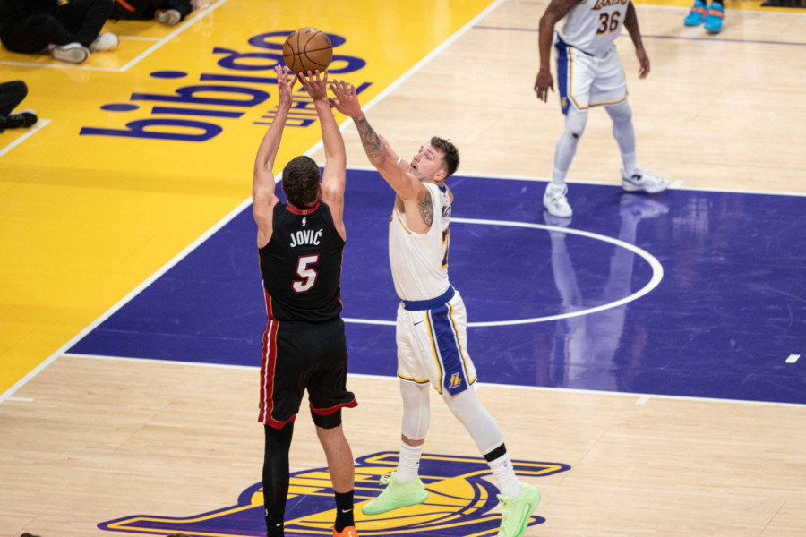 GDE SI POŠAO? Nikola Jović oduvao sa parketa Luku Dončića! (VIDEO)