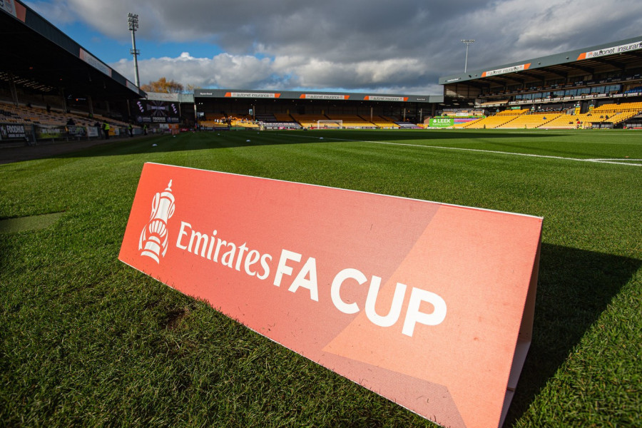 ŠOKANTNE SCENE: Pijana maskota engleskog kluba napravila potpuni HAOS! (VIDEO)