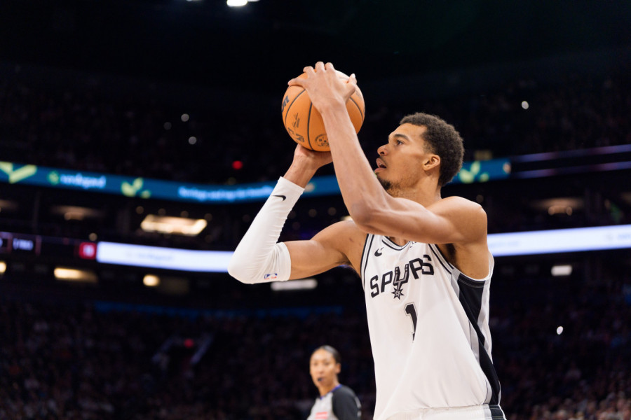 VEMBANJAMA JURI ISTORIJU U NBA: Nikome to nije uspelo!