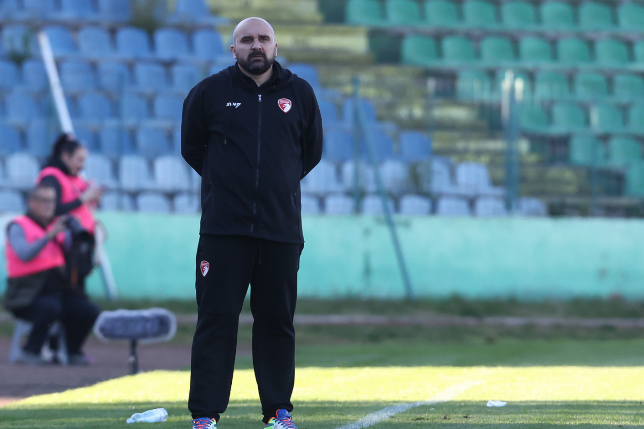 TRENER RADNIČKOG SE SRUŠIO USRED MEČA! Jeziva scena na meču Superlige!