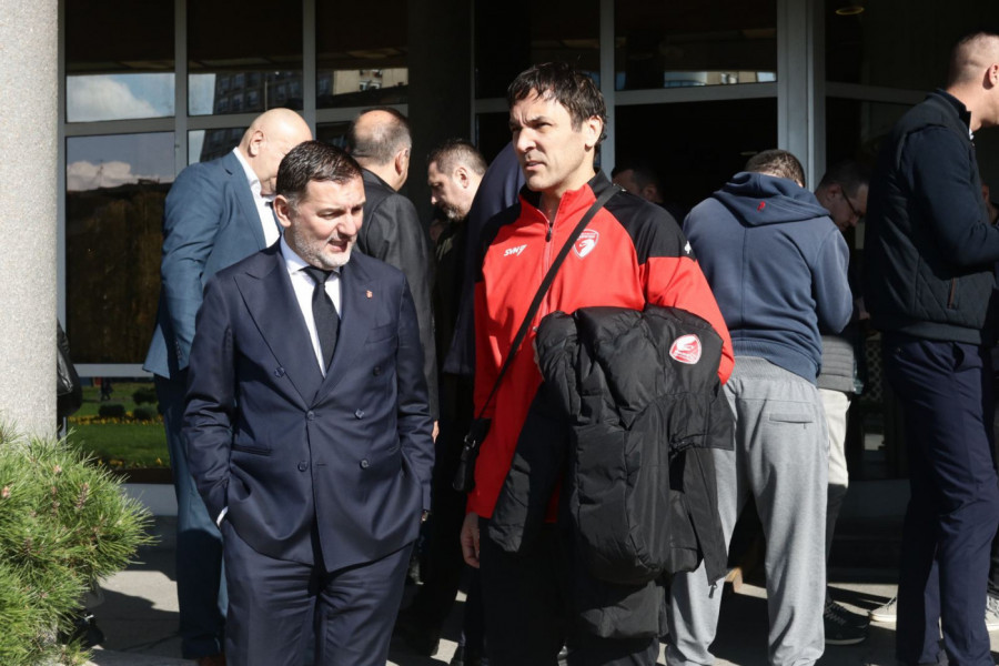 VLADIMIR STOJKOVIĆ U ZAGRLJAJU S LEGENDOM ZVEZDE: Smrt Mladena Žižovića ih je opet spojila! (VIDEO)