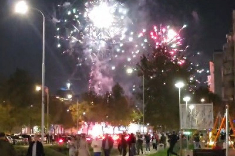 DA SE ZNA KAD DOLAZE DELIJE: Spektakularan vatromet ispred Arene (VIDEO)