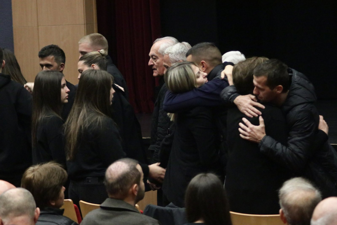 TEŠKE SCENE U BIJELJINI: Prvi snimak supruge Mladena Žižovića posle tragedije u Superligi! (VIDEO)