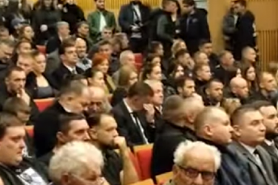 KRSTAJIĆ NE MOŽE DA DOĐE SEBI: Suza suzu stiže na komemoraciji Mladenu Žižoviću (VIDEO)