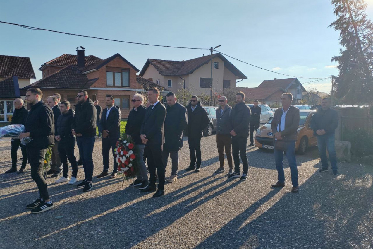 LEGENDA "ORLOVA" NA SAHRANI ŽIŽOVIĆU: Čuveni fudbaler došao da oda poslednju poštu tragično preminulom drugu! (FOTO)