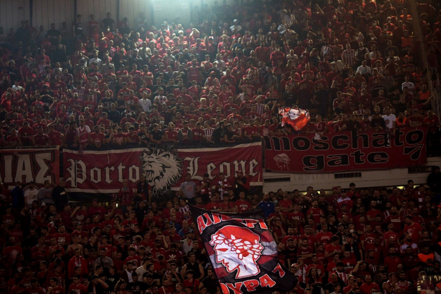 ŽESTOKA PROVOKACIJA ZA PARTIZAN: Navijači Olimpijakosa uboli crno-belima prst u oko! (FOTO)