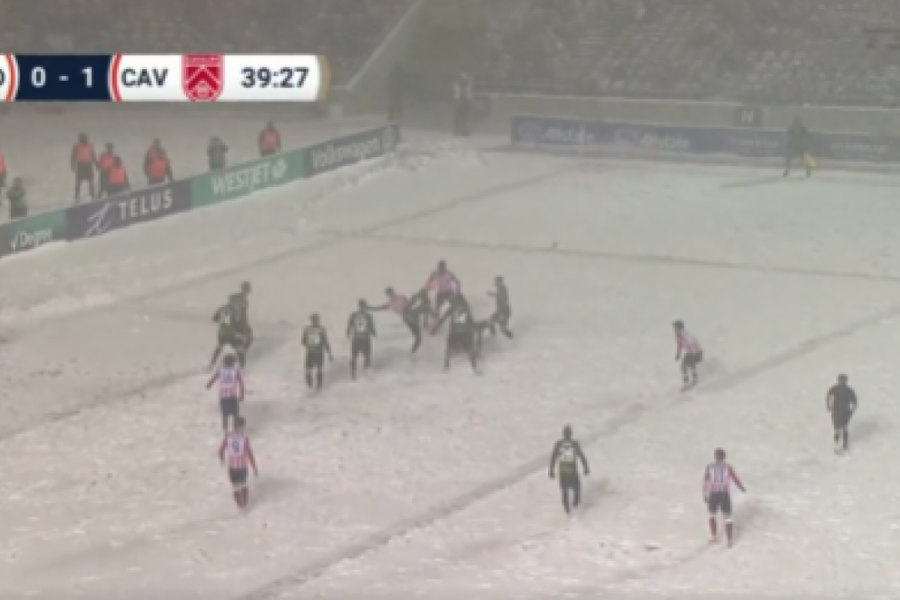 NIKADA RANIJE NIJE VIDEO SNEG, A SADA POSTAO HEROJ SVOJE EKIPE! Izveo majstoriju u mećavi za istorijski trijumf (VIDEO)