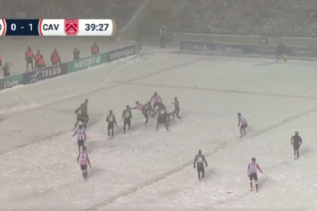 NIKADA RANIJE NIJE VIDEO SNEG, A SADA POSTAO HEROJ SVOJE EKIPE! Izveo majstoriju u mećavi za istorijski trijumf (VIDEO)