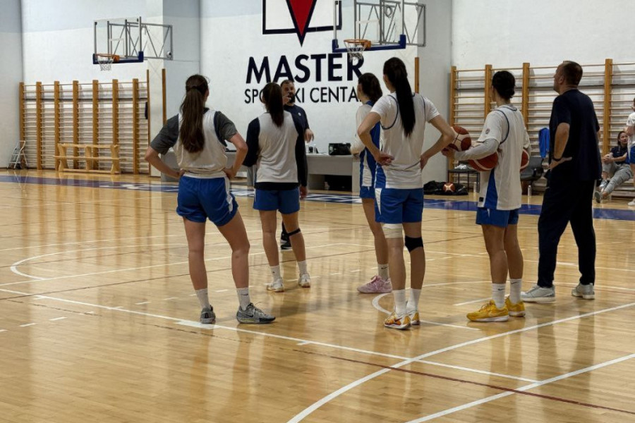 MILOŠ PAVLOVIĆ ZASUKAO RUKAVE: Košarkašice Srbije počele pripreme pred start kvalifikacija za EP (VIDEO)