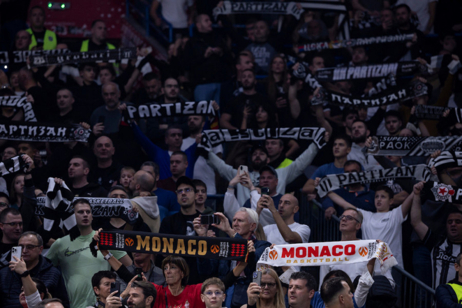 SVI POGLEDI SU BILI USMERENI KA SEMAFORU: Ispod grba Partizana pojavio se važan simbol! (VIDEO)