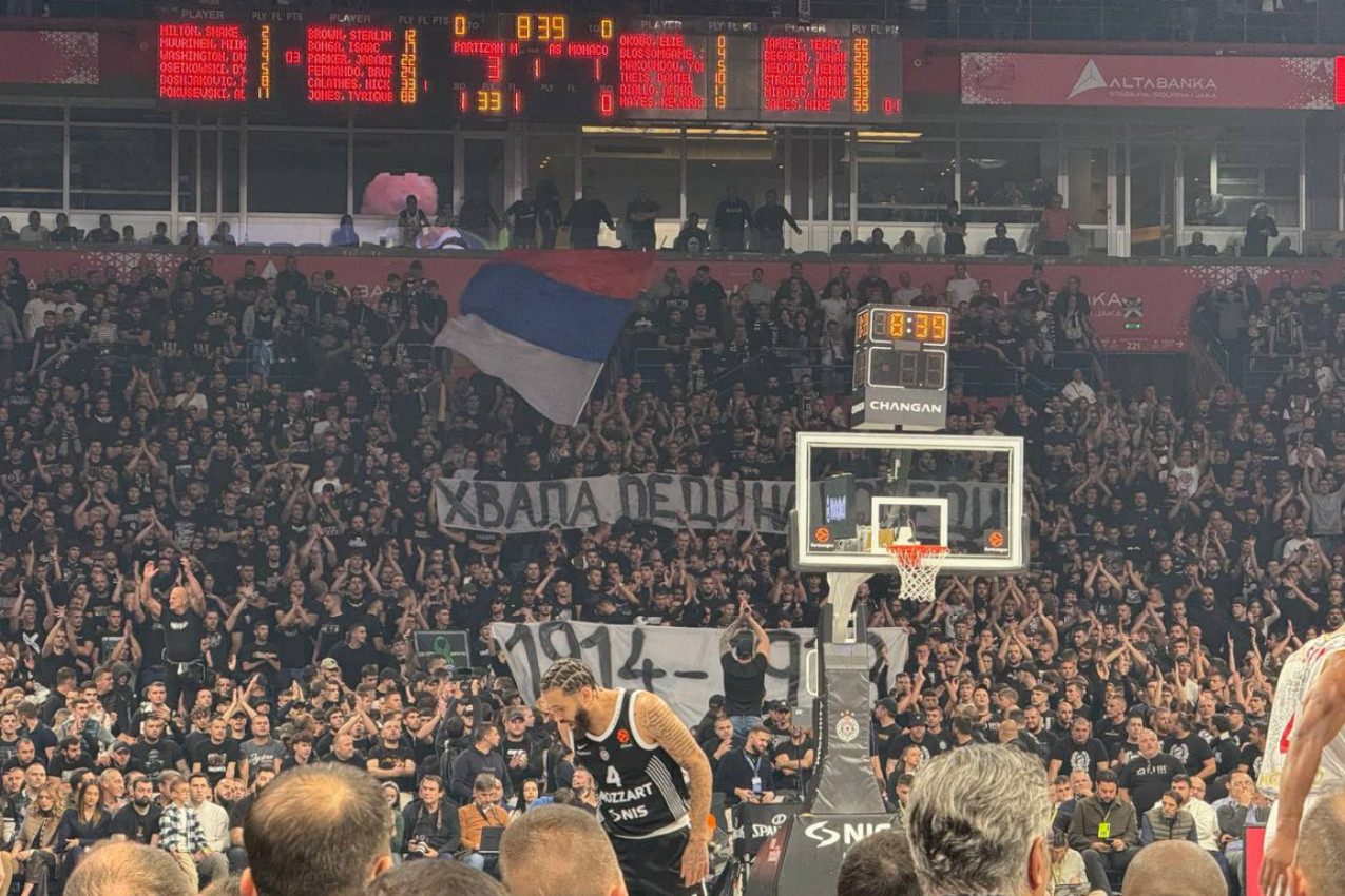 SJAJAN GEST GROBARA: Navijači Partizana slave Dan pobede na dirljiv način! (FOTO)