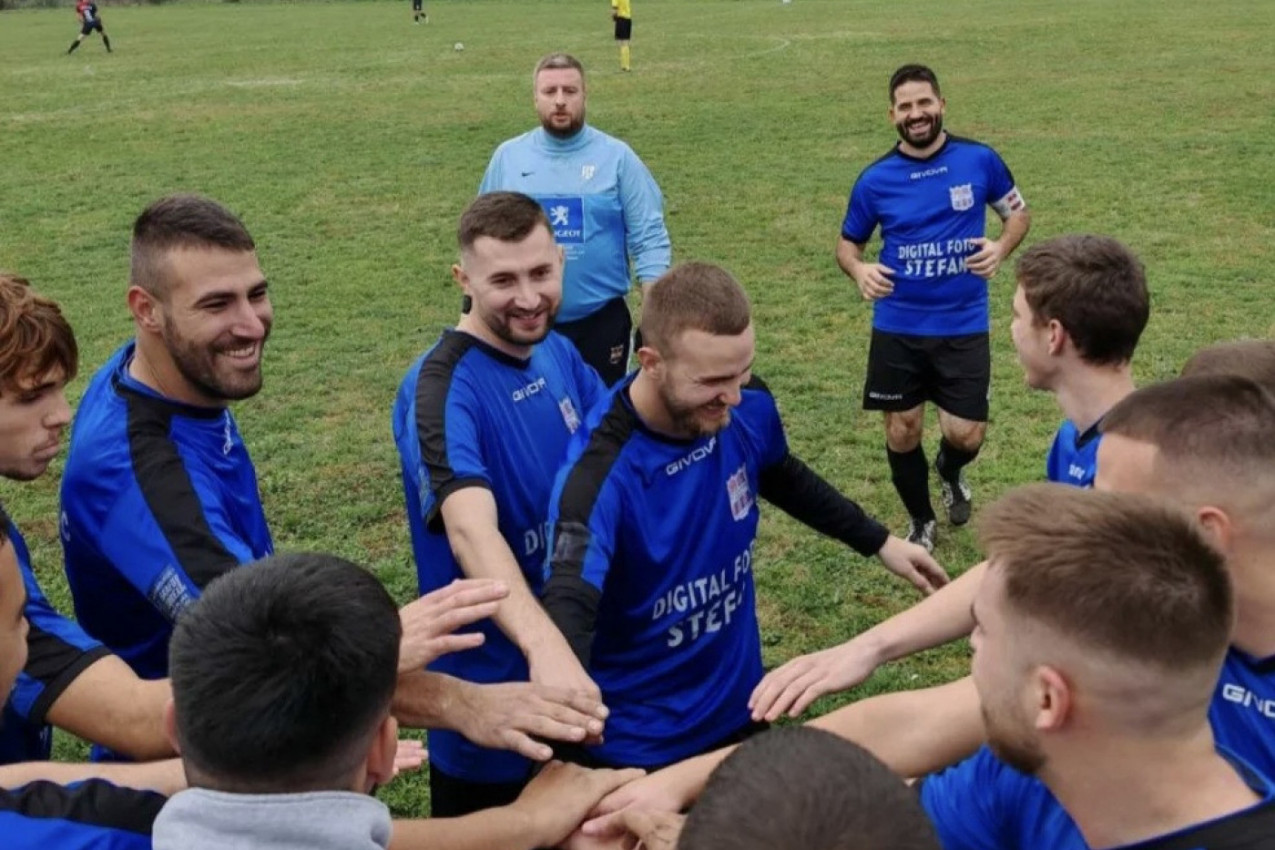 OMLADINAC U VELIKOM STILU UPISAO PRVU POBEDU KOD KUĆE: Rakinčani počastili rivala sa sedam lopti u mreži