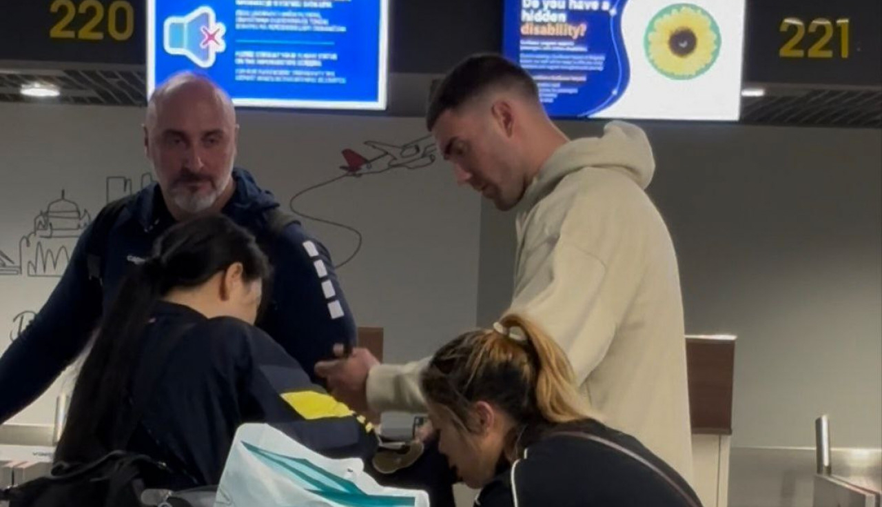 VLAHOVIĆ JOJ POTPISAO DRES, A ONDA GA JE KINESKINJA IZNENADILA POKLONOM: Evo šta je napadač neočekivano poneo u London (VIDEO)