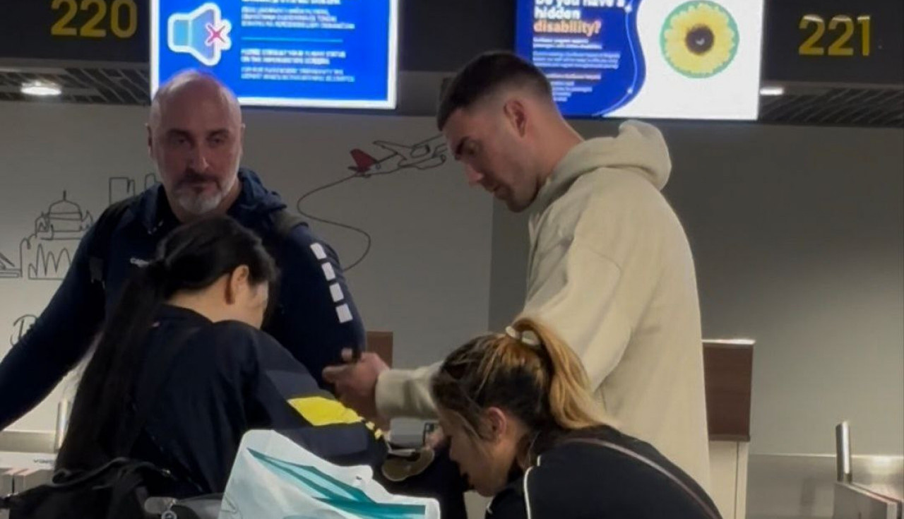 VLAHOVIĆ JOJ POTPISAO DRES, A ONDA GA JE KINESKINJA IZNENADILA POKLONOM: Evo šta je napadač neočekivano poneo u London (VIDEO)