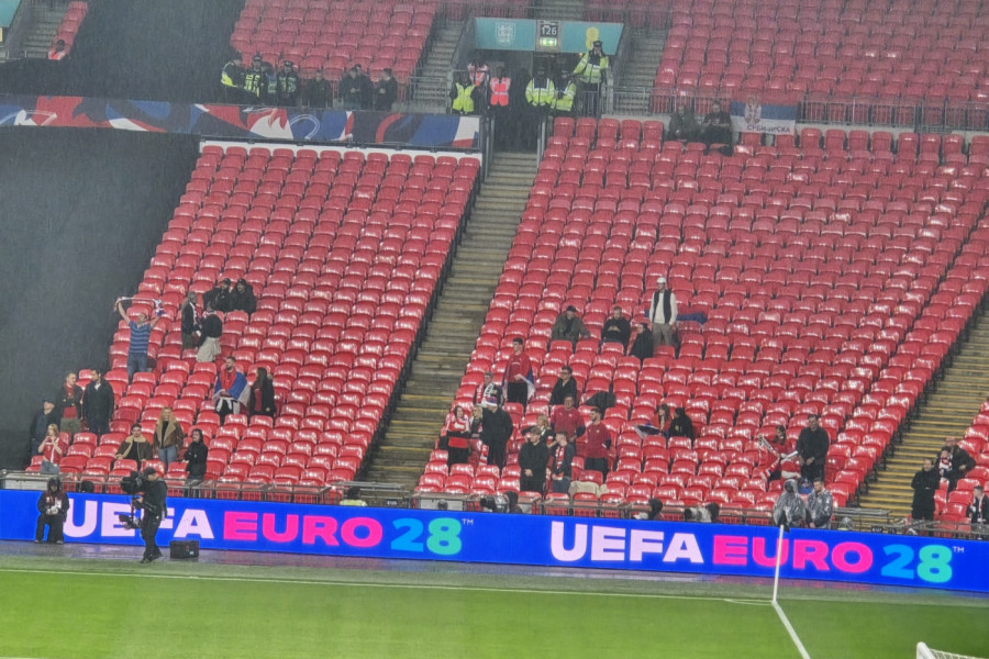 PONOS NA VEMBLIJU: Srpski navijači prkose vizama, pogledajte koliko njih bodri "orlove"! (FOTO)