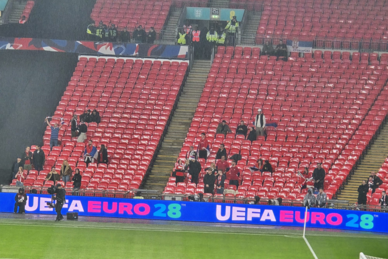 PONOS NA VEMBLIJU: Srpski navijači prkose vizama, pogledajte koliko njih bodri "orlove"! (FOTO)