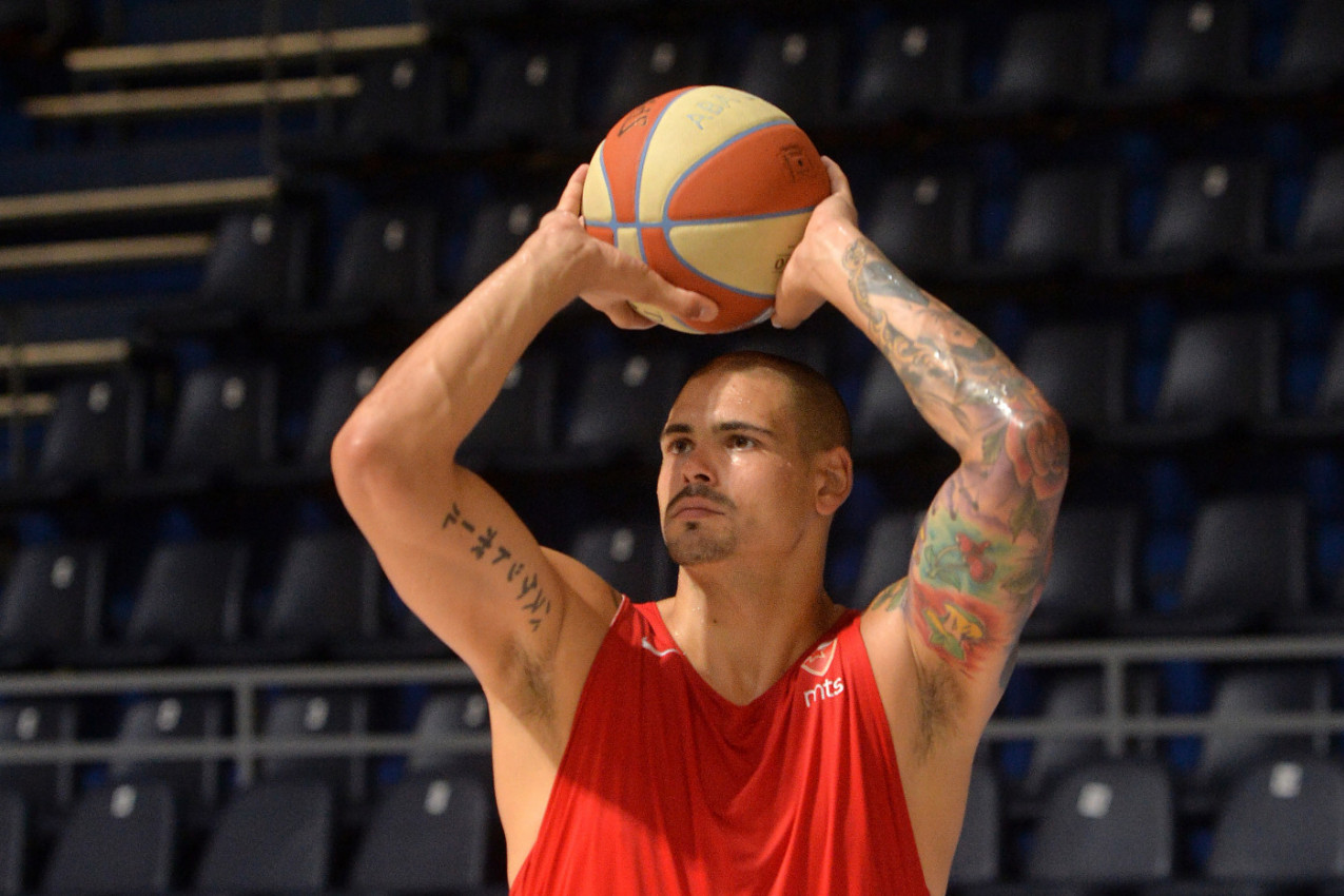 "PLJUVALI SU ME I GAĐALI..." Majk Cirbes okuplja ekipu za gledanje večitog derbija!