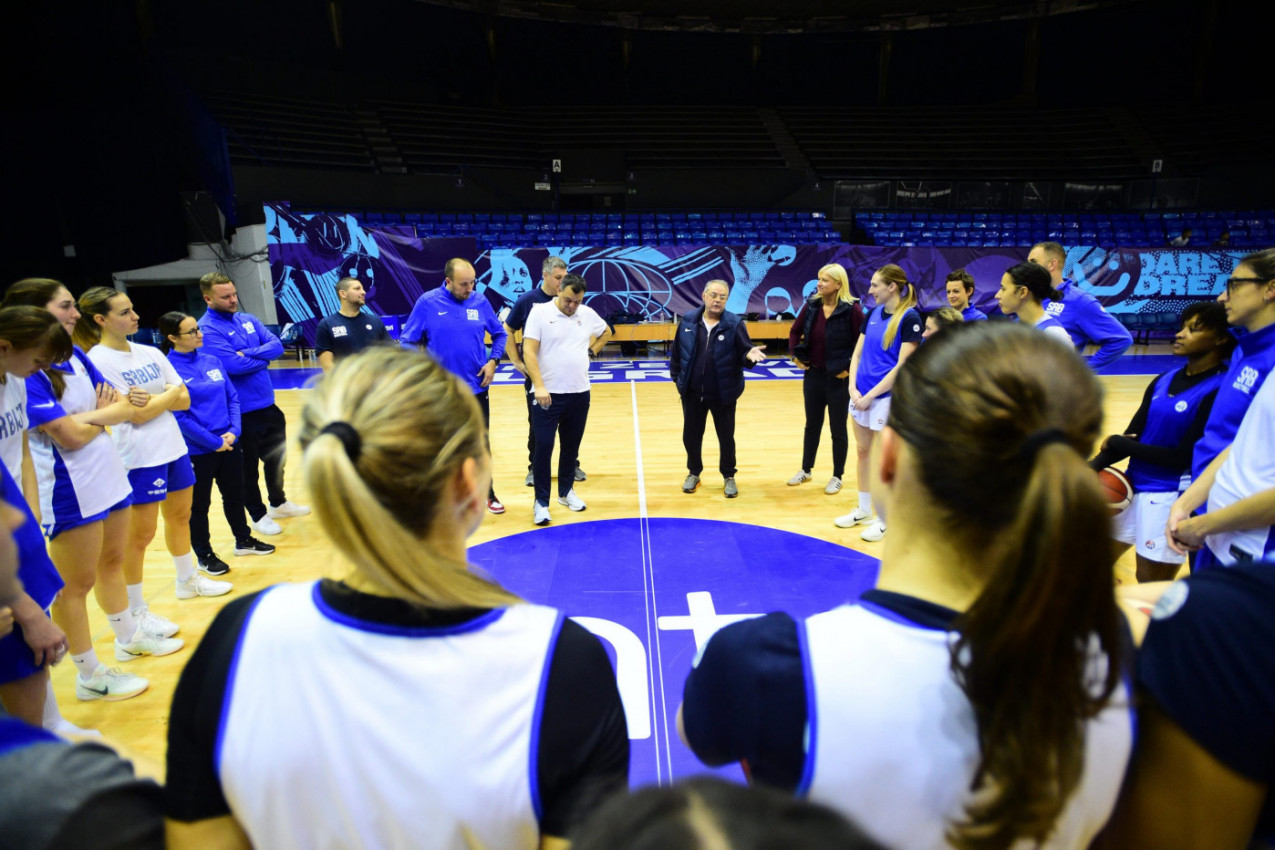 Predsednik KSS dr Nebojša Čović i potpredsednica Ana Joković pružili podršku košarkašicama pred Portugal