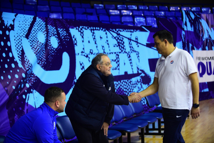 NEBOJŠA ČOVIĆ MEĐU PRVIMA STIGAO DA PODRŽI SRPSKE KOŠARKAŠICE! (VIDEO)