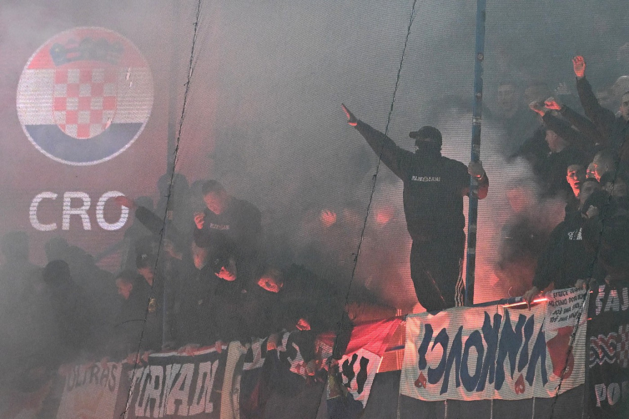 CRNOGORCI, PA SE VI OPET ŠLIHTAJTE HRVATIMA: Pogledajte skandalozan transparent u Podgorici (FOTO)