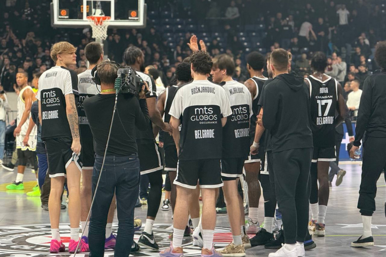 ZVIŽDUCI, GOVOR NAVIJAČA...: Grobari iskazali nezadovoljstvo posle još jednog poraza Partizana! (VIDEO)